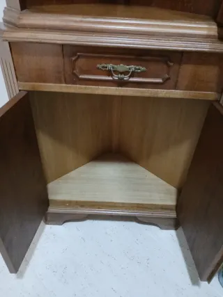 Mueble esquinero de madera y cristal