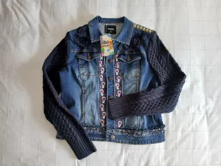 Chaqueta vaquera Desigual bordada. Mangas en punto