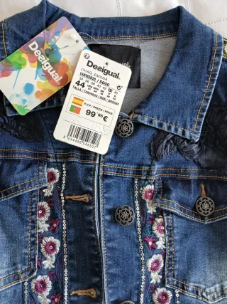 Chaqueta vaquera Desigual bordada. Mangas en punto
