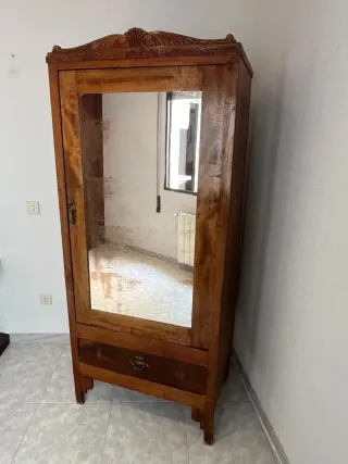 Armario antiguo de madera con espejo