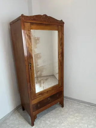 Armario antiguo de madera con espejo