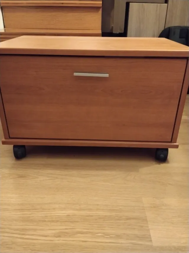 Mueble de madera con ruedas