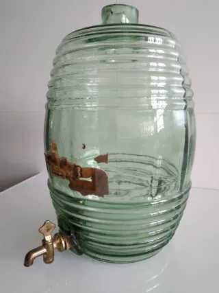 Contenitore antico in vetro con rubinetto
