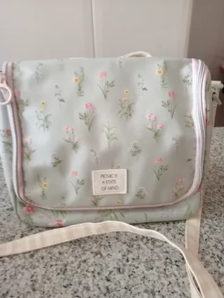 Bolso nevera bandolera y mano floral