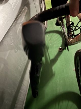 Manillar, Manetas y pinzas freno SRAM Rival Xplr.