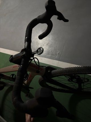 Manillar, Manetas y pinzas freno SRAM Rival Xplr.