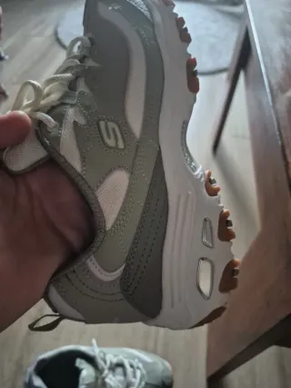 Zapatillas Skechers verde clarito y blanco.