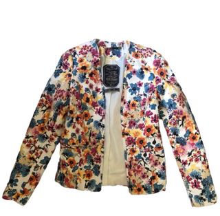 Americana floral sin botones para evento