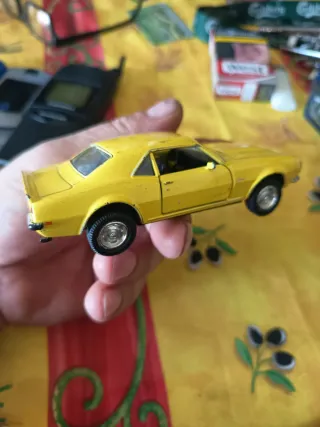 Modellino Auto Gialla Camaro