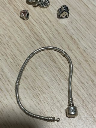 Pulsera Pandora con varios charms