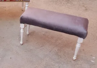 Banqueta tapizada gris pequeña