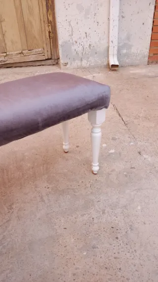 Banqueta tapizada gris pequeña