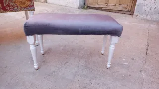 Banqueta tapizada gris pequeña
