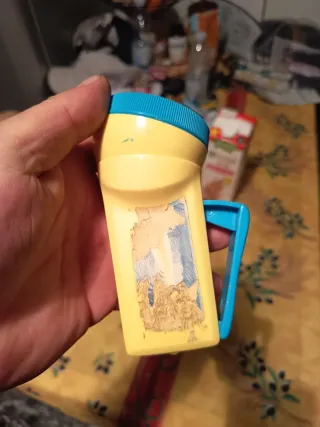 Torcia giocattolo gialla e blu