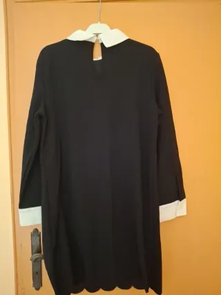 Abito nero con perle e colletto bianco