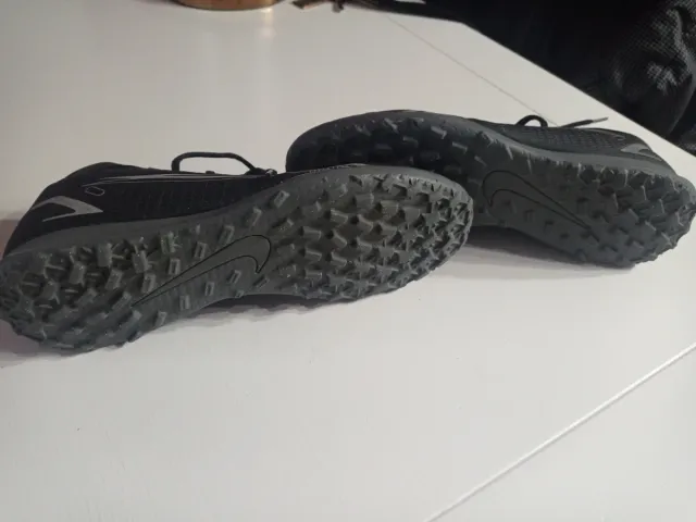 Botas multitacos Nike Mercurial Negras/Gris plata.