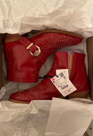 Botas de Piel Rojas con Tachuelas Doradas