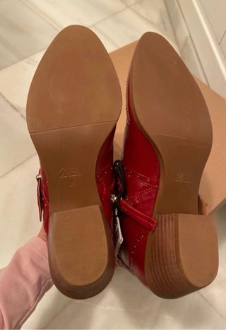 Botas de Piel Rojas con Tachuelas Doradas