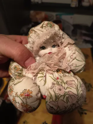 Bambola in stoffa con cappellino floreale