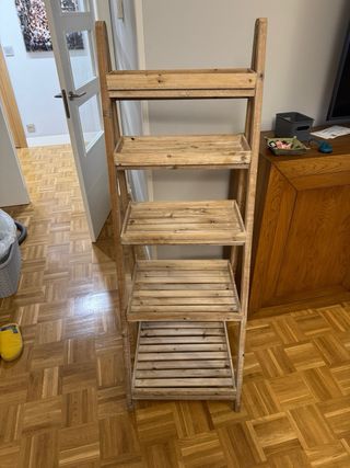 Estantería de madera rústica