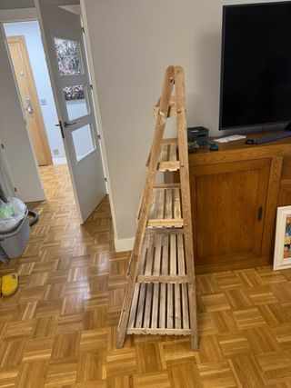 Estantería de madera rústica