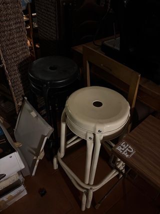 Taburetes metálicos beige y negro