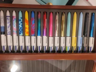 Expositor de plumas y bolígrafos de madera