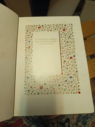 Libro antico con copertina in pelle marrone