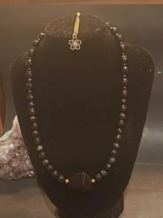 Collana con ciondolo fiore e pietre nere,onice
