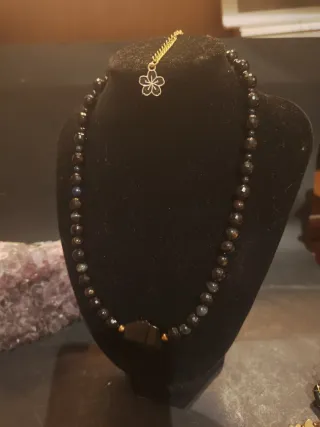 Collana con ciondolo fiore e pietre nere,onice