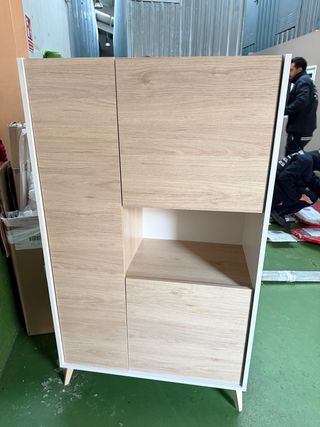 Mueble de madera con puertas y estante