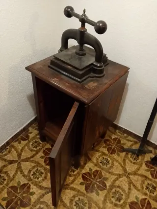 Prensa antigua de hierro
