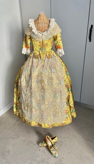 Vestido Fallera Niña con Manteletas