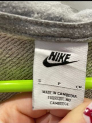 Sudadera Nike gris con capucha
