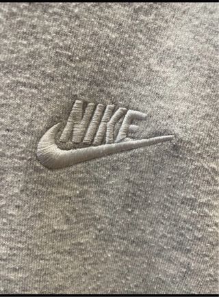 Sudadera Nike gris con capucha
