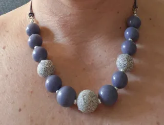 Collar morado con cuentas blancas
