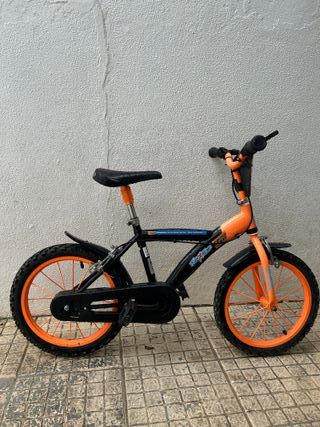 Bicicleta menino + capacete + câmara ar extra