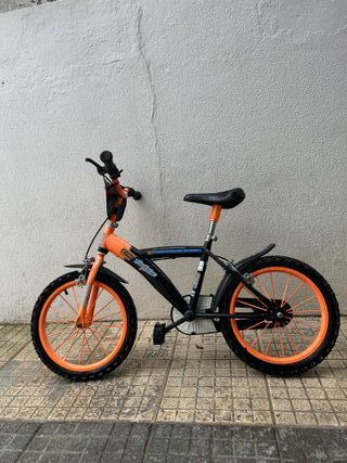 Bicicleta menino + capacete + câmara ar extra
