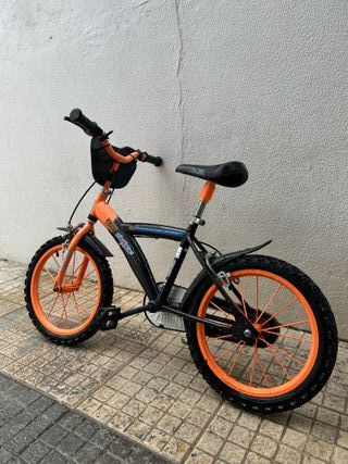 Bicicleta menino + capacete + câmara ar extra
