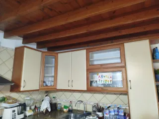 Muebles de cocina madera , cristal y mármol.