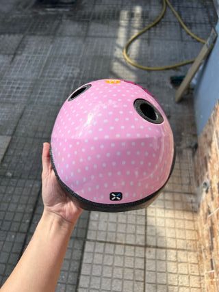 Capacete de bicicleta rosa com laços