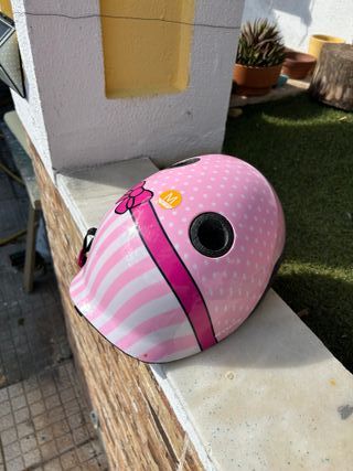 Capacete de bicicleta rosa com laços