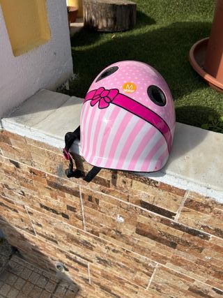 Capacete de bicicleta rosa com laços