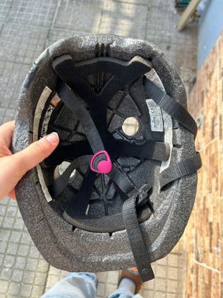 Capacete de bicicleta rosa com laços