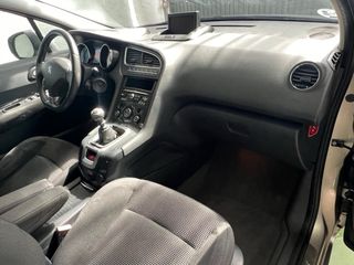 Peugeot 5008 2011