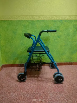 Andador azul con cesta y asiento
