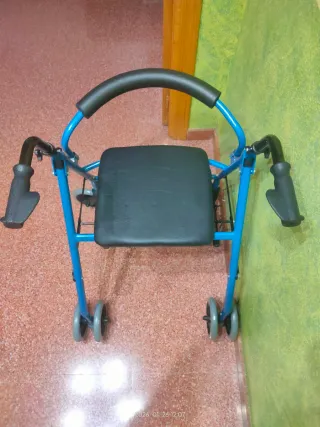 Andador azul con cesta y asiento