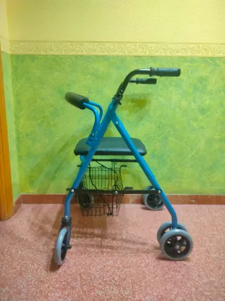 Andador azul con cesta y asiento
