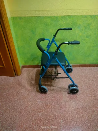 Andador azul con cesta y asiento