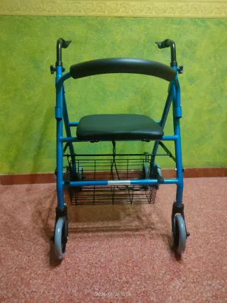 Andador azul con cesta y asiento